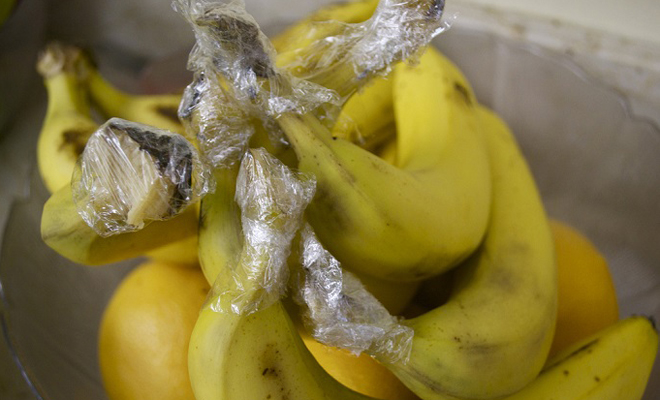 Свежие бананы Бананы пропадают чаще прочих продуктов, поскольку обычно покупают их больше, чем можно съесть. Заверните основание грозди в пищевую пленку и не беспокойтесь о том, что бананы почернеют. Пищевая пленка поможет сохранить им необходимую влагу.