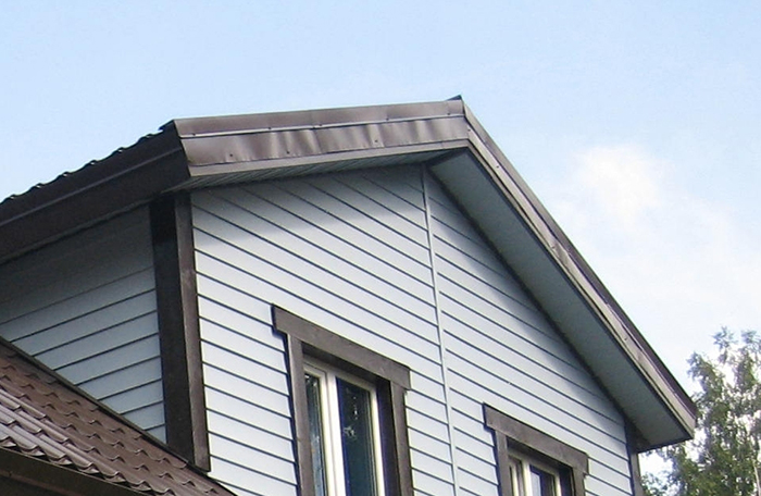 Ветровые планки под сайдинговые панели не только несут функциональную и защитную нагрузку, но и придают фасадной части сооружения законченный вид