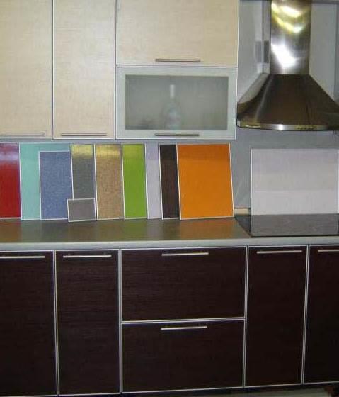 Мебель МДФ для кухни, с фасадами из дерева или пластика, имеет хорошие эксплуатационные характеристики и привлекательный внешний вид