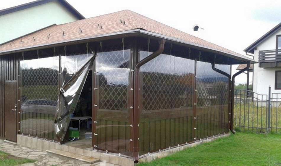 Прозрачные шторы из ПВХ выполняют сугубо защитную функцию для беседки: они защищают помещение от ветров и осадков, не препятствуя проникновению солнечных лучей