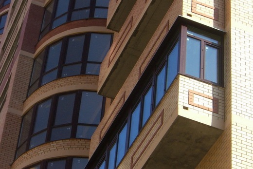 Остекление фасадных окон здания окнами с энергосберегающей плёнкой Llumar