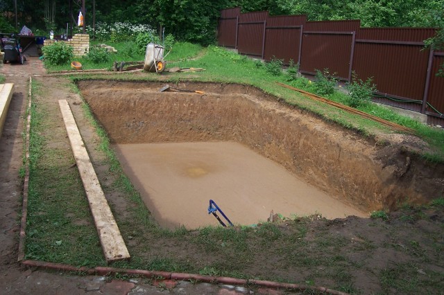 бассейн бетонный рытье котлована