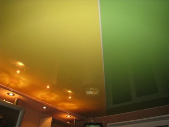 Двухцветный натяжной потолок