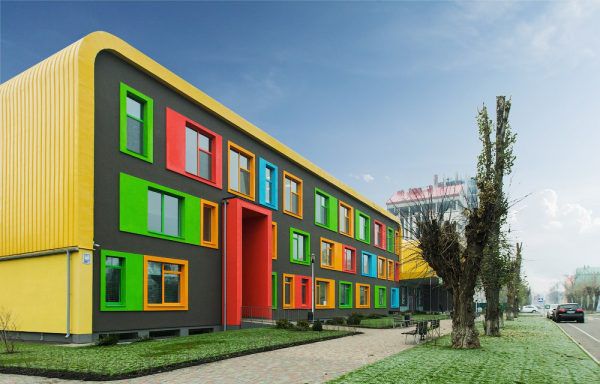 Яркие разноцветные окна. Киевский Комфот-Таун