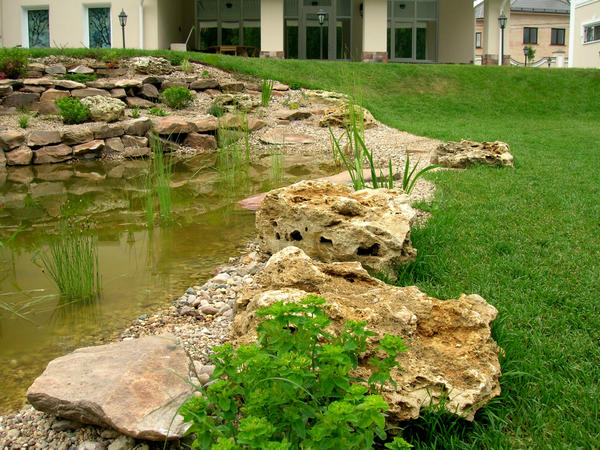 Выбор камней для декорирования водоема и их размещение - очень важные нюансы