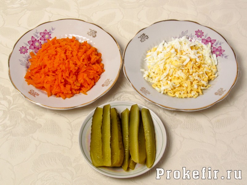 Рулет из скумбрии с желатином и яйцом с морковью и огурцом: фото 2
