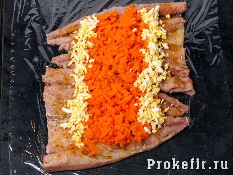 Рулет из скумбрии с желатином и яйцом с морковью и огурцом: фото 4
