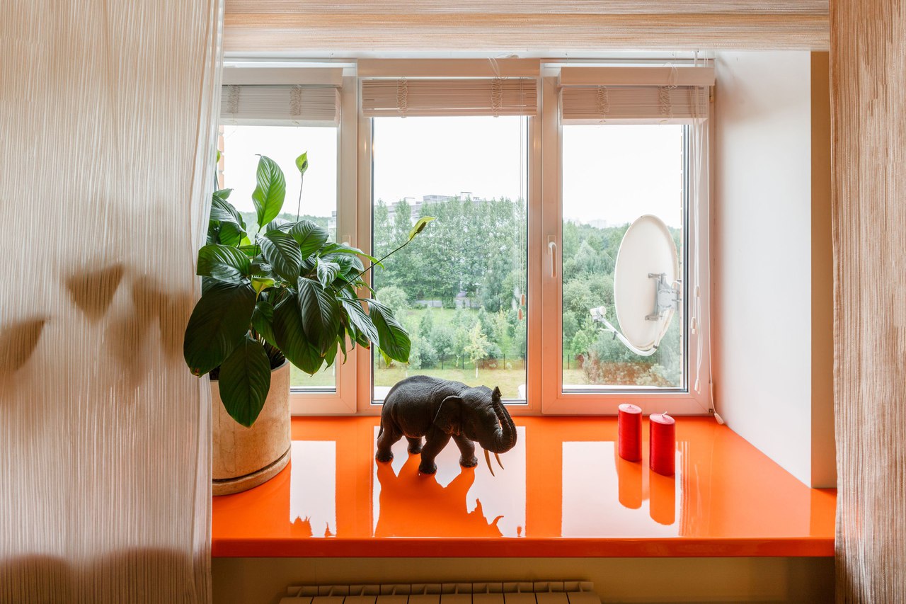 Пластиковый оранжевый подоконник