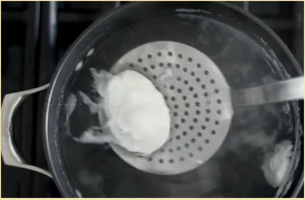 Яйцо пашот достаем из воды