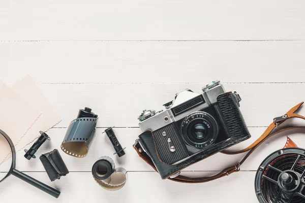 Ретро камеры, старые фото фильм булочки, пустой фотографии и лупа — стоковое фото