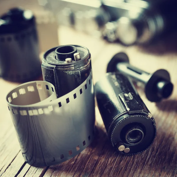 Старые фото катушки пленки, кассета и ретро камера — стоковое фото