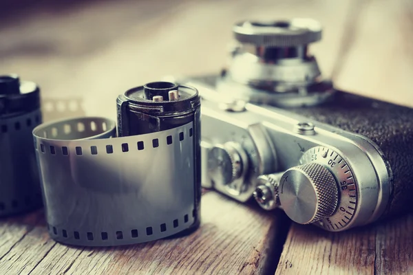 Старый фильм фото рулеты, кассеты и ретро камеры, выборочный фокус — стоковое фото