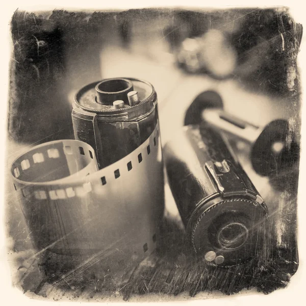 Старые фото фильм булочки, кассеты и ретро камеры. Старинные фото s — стоковое фото