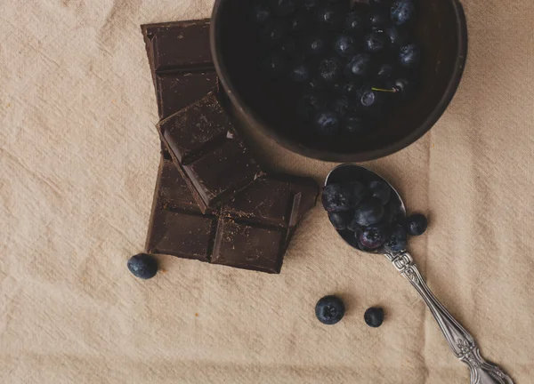 Сладкий шоколад с черникой — стоковое фото
