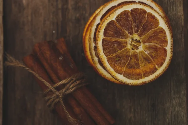 Кусочки сушеных апельсина и корицы — стоковое фото