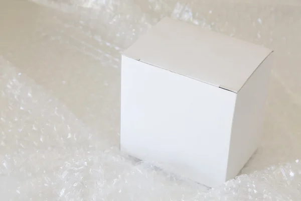 Белой коробки и воздушный пузырь — стоковое фото