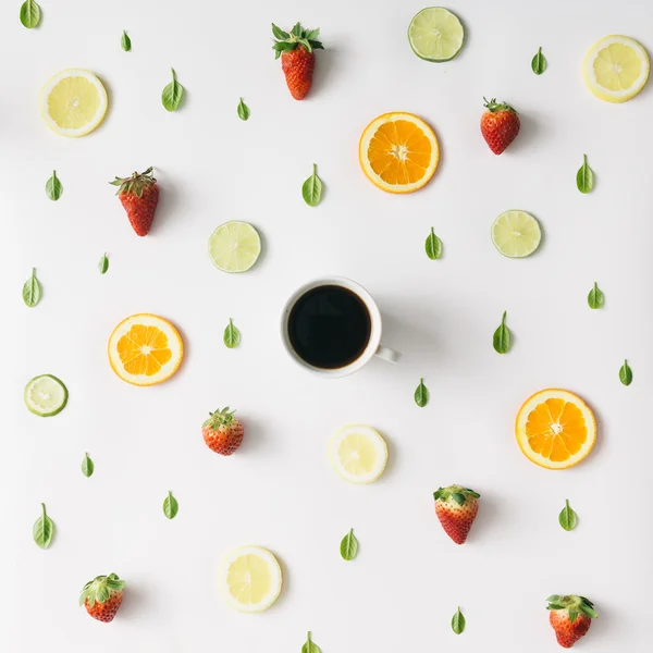 Красочные кофе шаблон из цитрусовых фруктов и клубники — стоковое фото