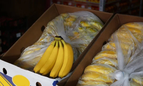 Свежие бананы в картонных коробках — стоковое фото