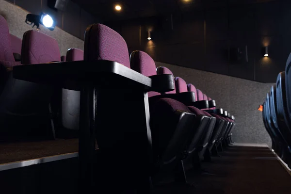 Красный Мест Пустой Темной Кинотеатр — стоковое фото