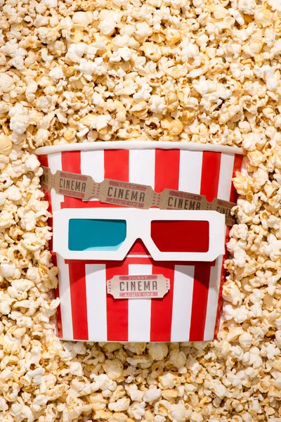 Flat Lay Arrangement Disposable Bucket Popcorn Retro Cinema Tickets Glasses — стоковое фото