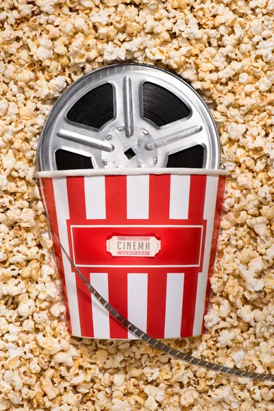 Flat Lay Disposable Bucket Popcorn Retro Cinema Ticket Filmstrips — стоковое фото