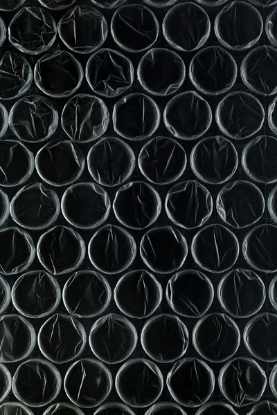 Пузырчатую пленку на черном — стоковое фото