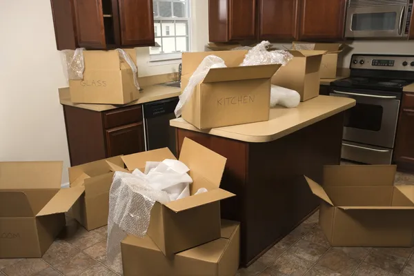 Перемещение коробки в кухне — стоковое фото